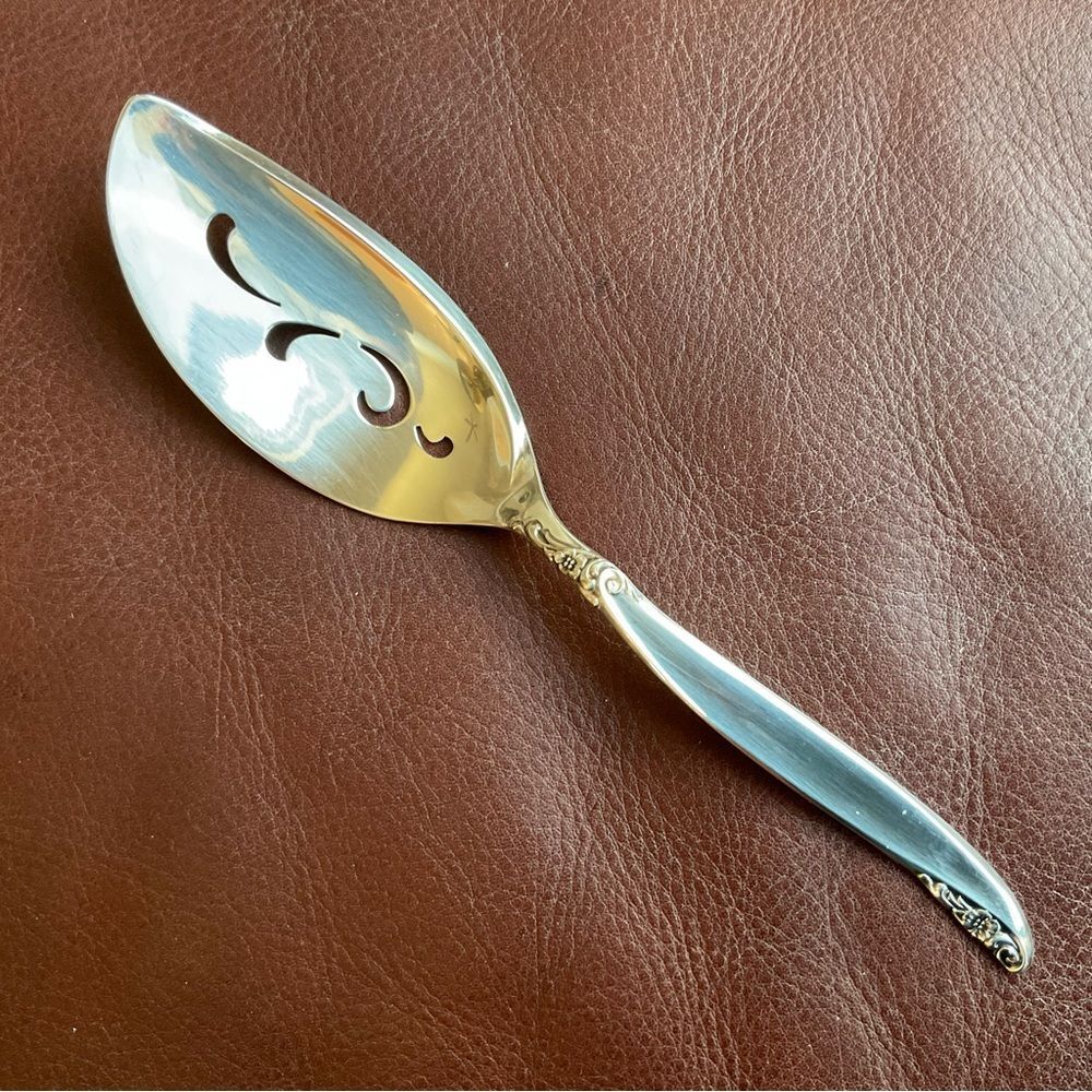 Vintage Wm Rogers Bros 1847 LEILANI Pierced Silverplated Pie/Cake/Fish Server